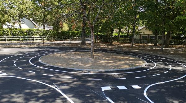 La cour de l'école élémentaire des Gués